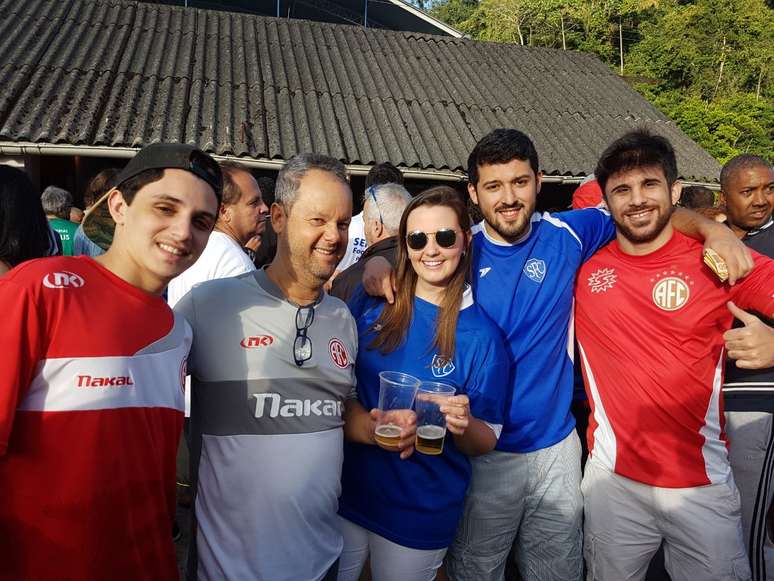 Torcedores do América e do Serrano confraternizam antes da partida