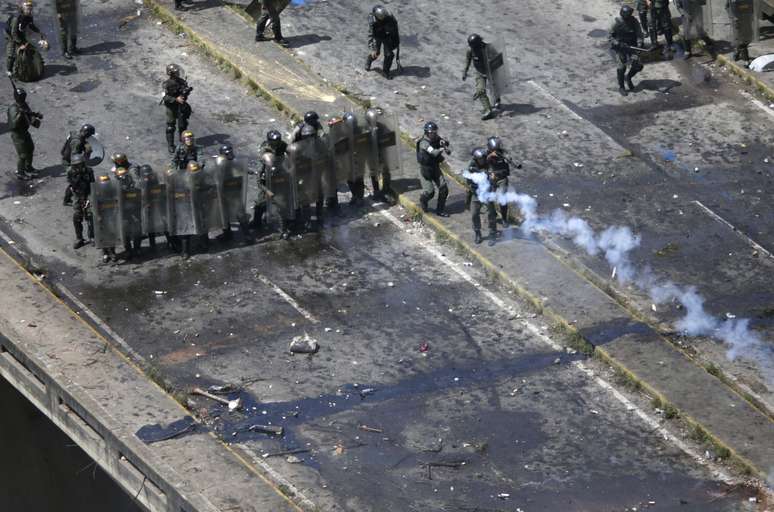 Forças de segurança da Venezuela entra em confronto contra manifestantes que desaprovam a eleição da Assembleia Constituinte
