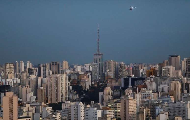 Helicóptero sobrevoa São Paulo, Brasil