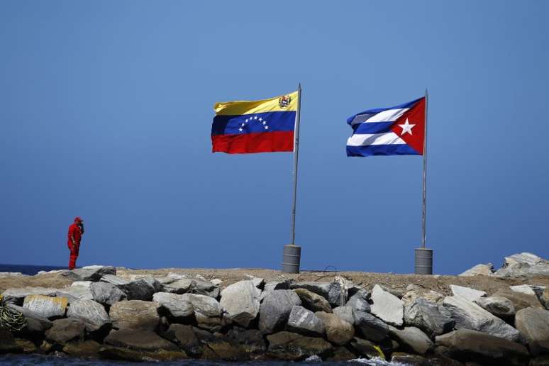 Bandeiras de Cuba e da Venezuela na praia de La Guaira, perto de Caracas 22/01/2011 REUTERS/Jorge Silva