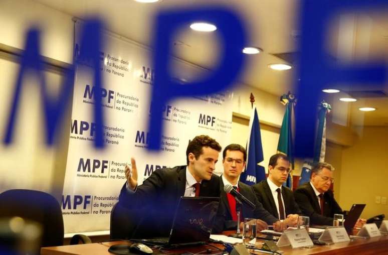 Procuradores da força-tarefa da Lava Jato em Curitiba 02/05/2017 REUTERS/Rodolfo Buhrer