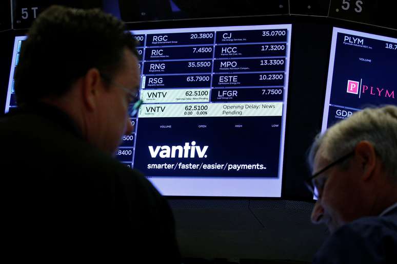 Tela com cota&ccedil;&otilde;es da Vantiv &eacute; vista na Bolsa de Nova York, em Nova York, EUA
5/7/2017 REUTERS/Brendan McDermid