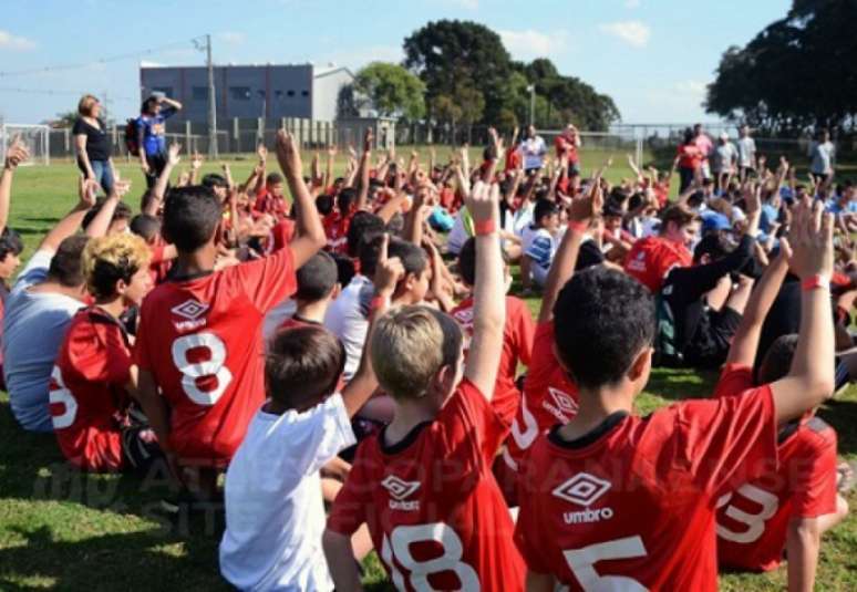 No total, foram arrecadados 500 pares de chuteira para jovens paranaenses (Foto: Marco Oliveira/Site Oficial)