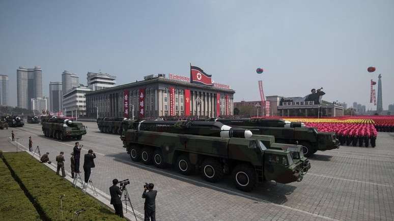 Todos os anos, Coreia do Norte exibe arsenal militar em parada para comemorar o Taeyangjeol (Festival do Dia do Sol) 