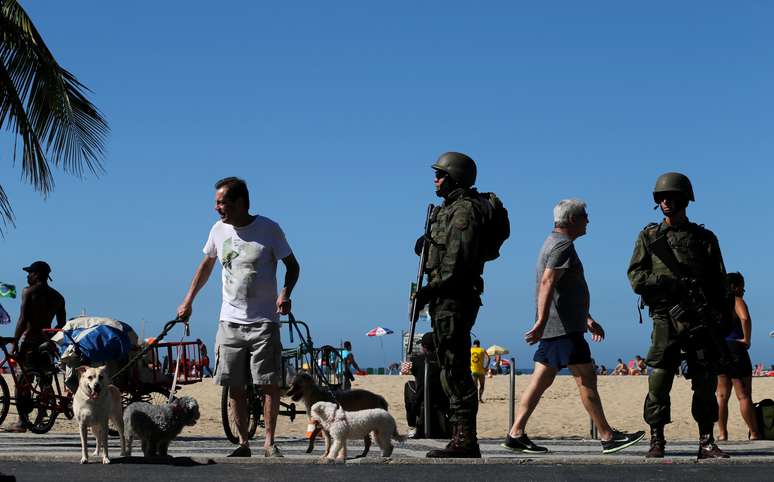 Homens das Forças Armadas realizam patrulha na praia de Copacabana, no Rio de Janeiro