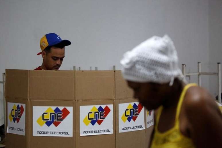 Homem vota durante eleição da Assembleia Constituinte da Venezuela, em Caracas  30/07/2017 REUTERS/Carlos Garcia Rawlins