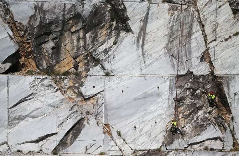 Trabalhadores conhecidos como "Tecchiaioli" examinam mármore do Monte Altissimo, na Toscana, Itália 18/07/2017 REUTERS/Alessandro Bianchi  