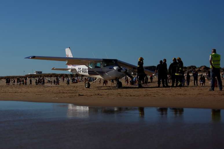 Avi&atilde;o que fez pouso de emerg&ecirc;ncia em praia perto de Lisboa, matando duas pessoas 2/8/2017 REUTERS/Pedro Nunes