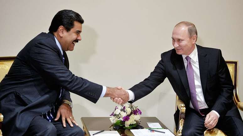 Nicol&aacute;s Maduro e Vladimir Putin apertam as m&atilde;os