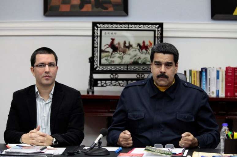 Presidente venezuelano, Nicolás Maduro, ao lado do novo chanceler do país, Jorge Arreaza 18/06/2014 Palácio Miraflores/Divulgação via REUTERS