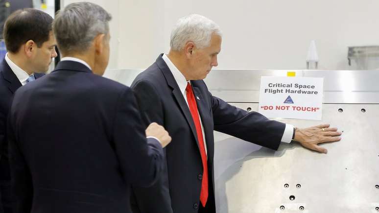 Vice-presidente americano Mike Pence desrespeita aviso para não encostar em equipamento da Nasa 