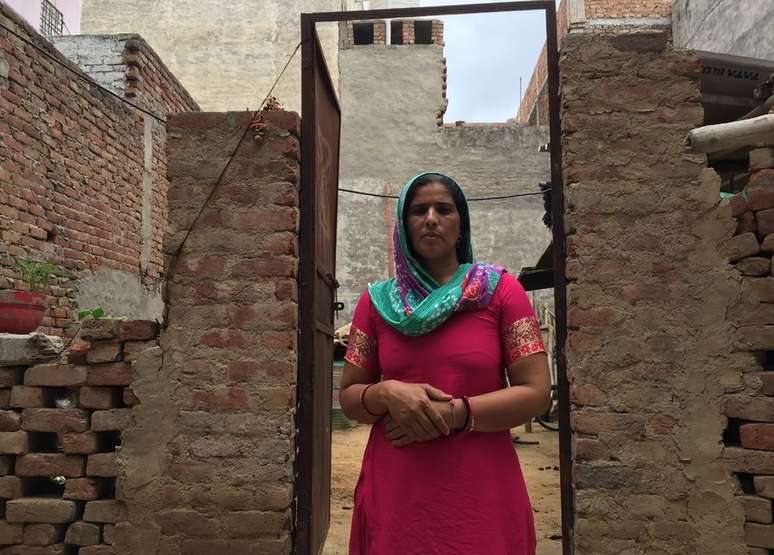 Munesh Devi diz que as pessoas estão amedrontadas em sua comunidade 