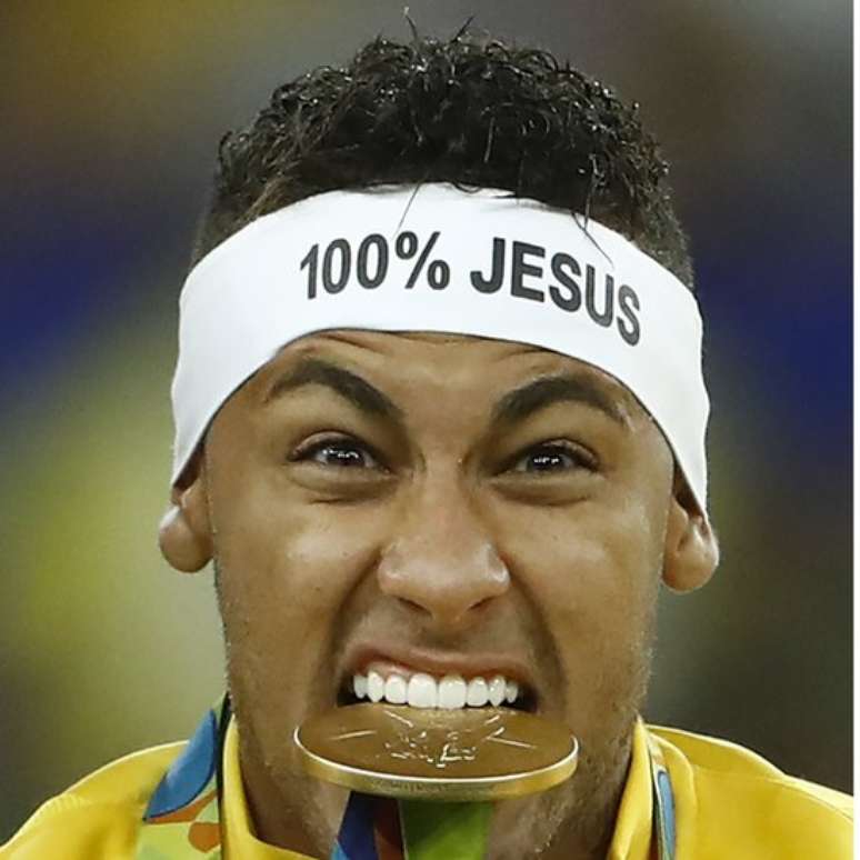 Neymar mordendo a medalha de ouro que ganhou na Rio 2016