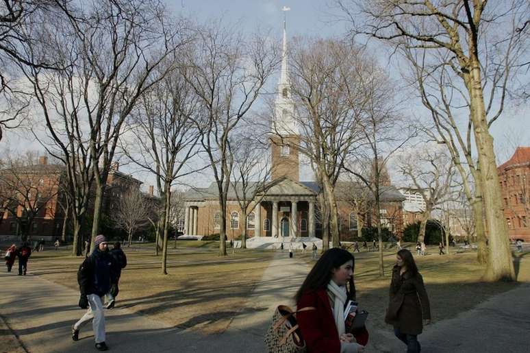 Estudantes caminham pelo campus de Harvard