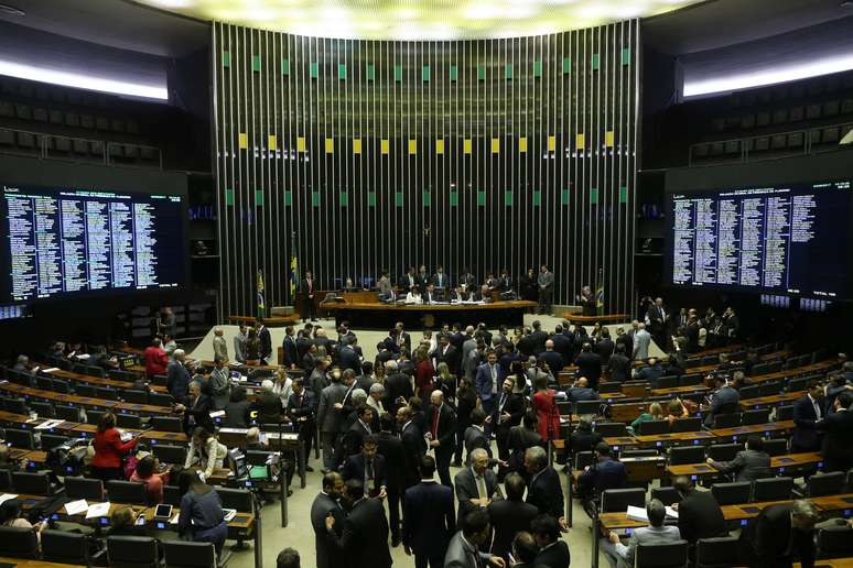 O deputado Rodrigo Maia, que prometeu acabar a votação antes do jogo do seu Botafogo, comandou a sessão na Câmara