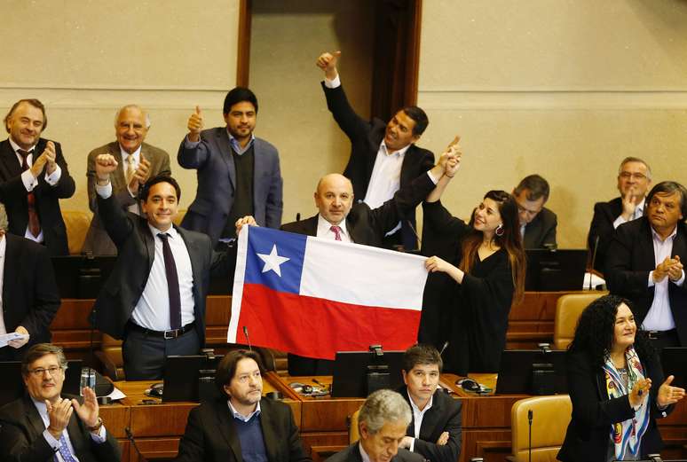 Deputados chilenos comemoram aprovação da lei do aborto