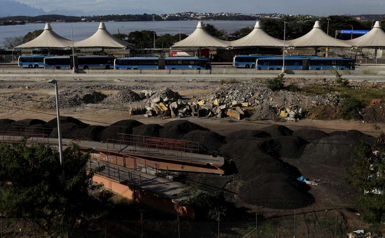 Obra não acabada do terminal de ônibus do Fundão