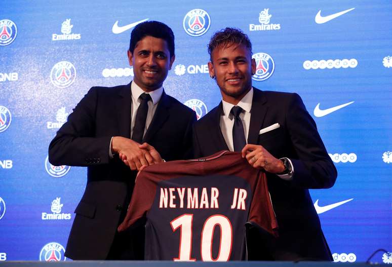 Neymar recebe de Nasser Al-Khelaif, presidente do PSG, a camisa 10 de seu novo time