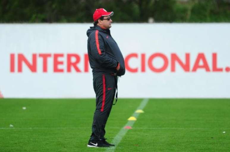 Guto Ferreira faz mistério sobre escalação da equipe que entra em campo contra o Guarani neste sábado (Foto: Ricardo Duarte / Inter, Divulgação / Inter, Divulgação)