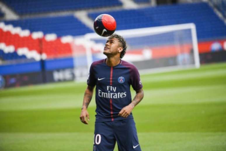 Neymar foi apresentado oficialmente nesta sexta-feira (Foto: LIONEL BONAVENTURE / AFP)