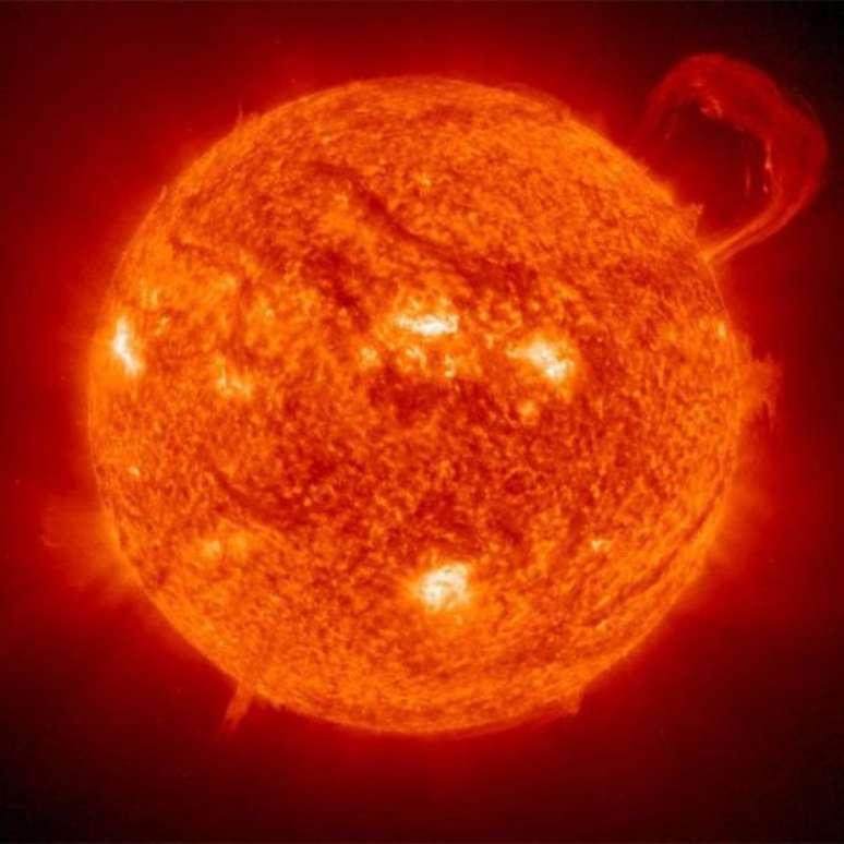 As áreas brancas da imagem correspondem às zonas do Sol em que o campo magnético é mais forte 