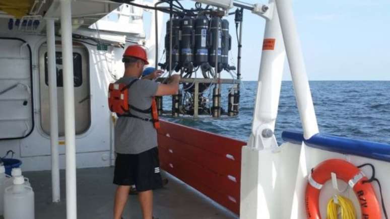 Cientistas usam sensor especial para coletar água no Golfo do México e medir os níveis de oxigênio 