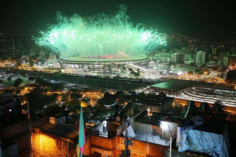 Imagem da Cerimônia de Abertura dos jogos Olímpicos no Rio de Janeiro mostra favela de um lado e Maracanão de outro