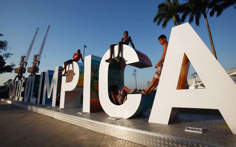 Um ano após o início dos Jogos Olímpicos do Rio, o governo do estado passa por uma grave crise financeira. 
