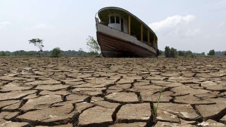 Vestígios da seca no rio Amazonas