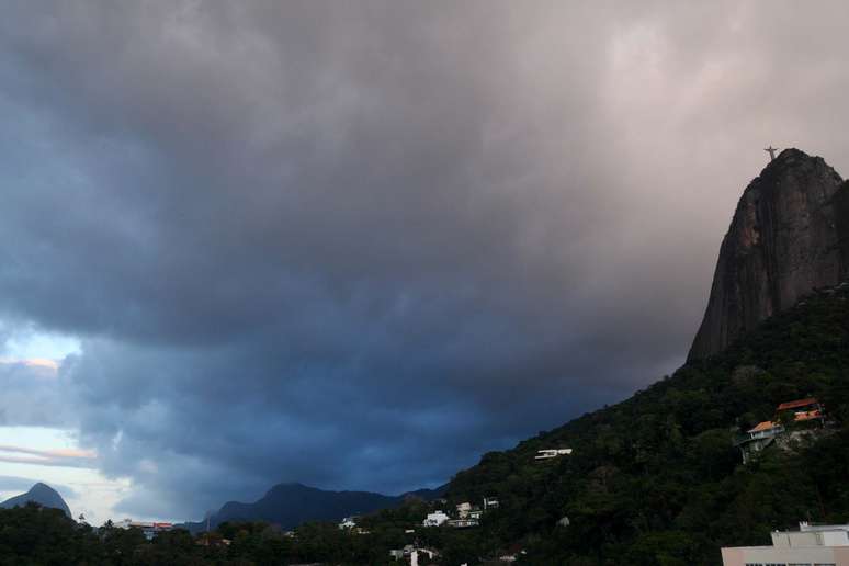 Cristo Redentor entre nuvens visto de Botafogo, zona sul do Rio de Janeiro, no amanhecer desta sexta-feira (4). 