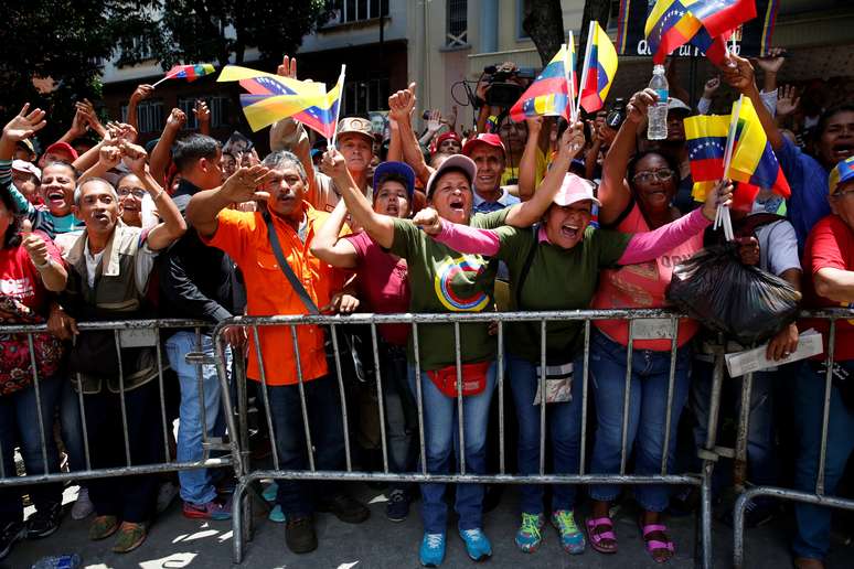 Apoiadores de Nicolás Maduro do lado de fora do Palácio Legislativo em Caracas