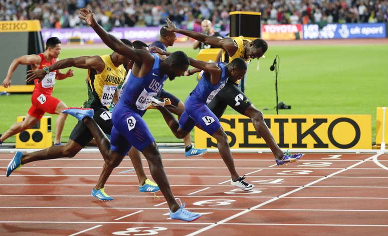 Justin Gatlin (EUA) e  Christian Coleman (EUA), ambos de azul, cruzam na frente de Usain Bolt (JAM), de amarelo, na final dos 100m do Mundial de Londres