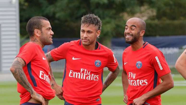 Daniel Alves conversa com o amigo Neymar, no treino da última sexta (Foto: Divulgação)