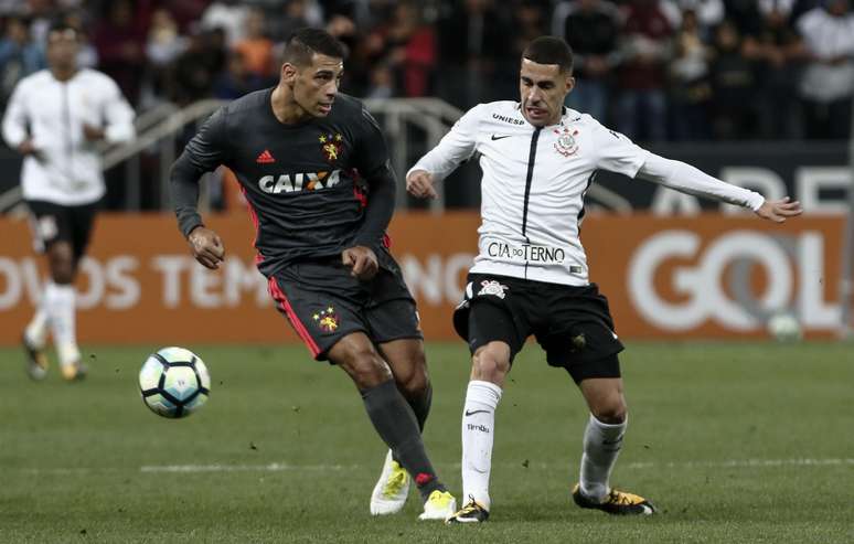 Diego Souza foi um dos jogadores do Sport mais acionados, mas sofreu com a forte marcação do Corinthians