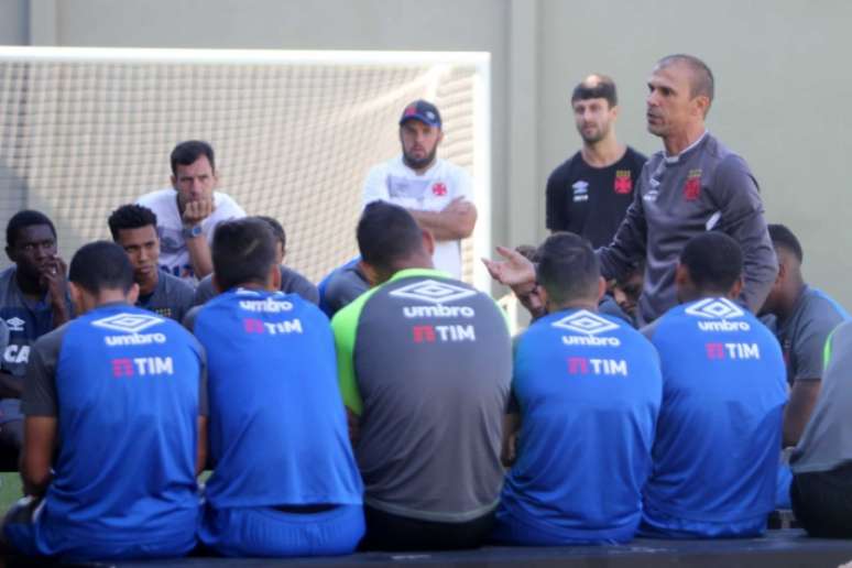 Milton Mendes pediu para os jogadores terem mais confiança para melhorar (Foto: Paulo Fernandes/Vasco)