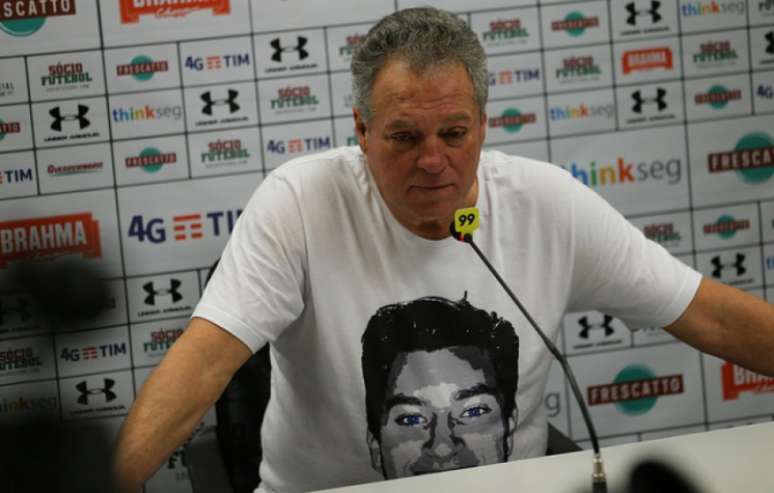 Abel Braga, com João Pedro estampado na camisa, neste sábado (Foto: Lucas Merçon/Fluminense F.C.)