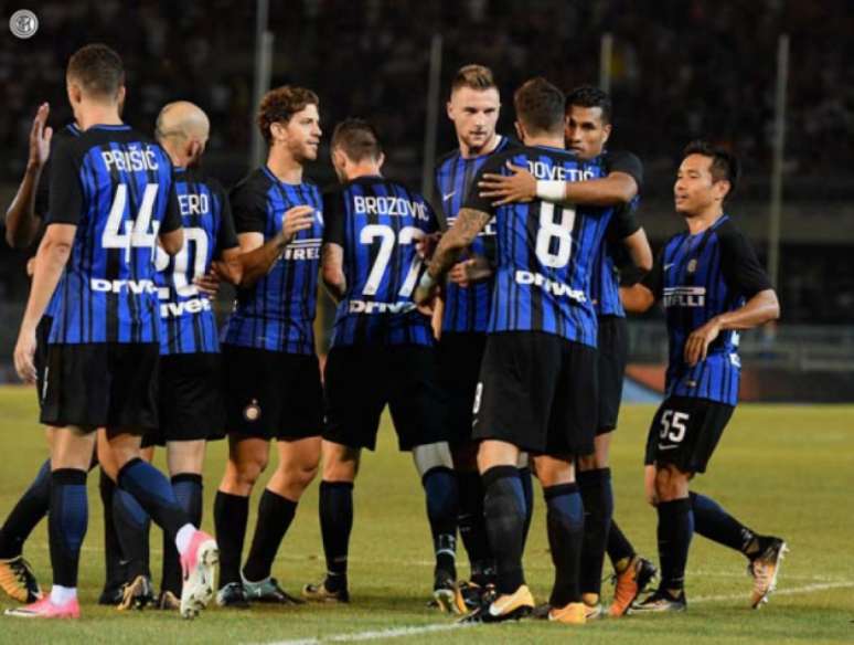 Jogadores comemoram um dos gols da vitória da Inter (Foto: Reprodução / Twitter)