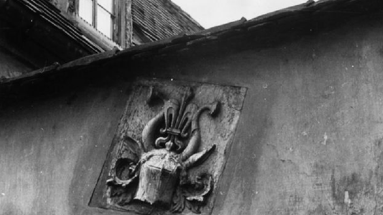 Escudo com bras&atilde;o de sua fam&iacute;lia