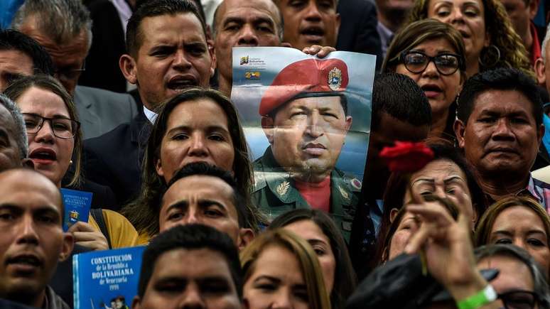 Legisladores da Assembleia Constituinte com retrato de Hugo Chávez