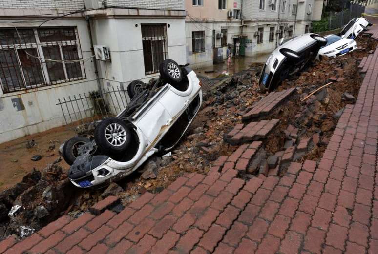 Carros virados do avesso, após fortes chuvas em Dalian, na província de Liaoning 04/08/2017 REUTERS/Stringer