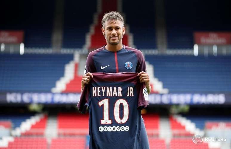 Neymar posa para fotos em apresentação no Paris Saint-Germain
