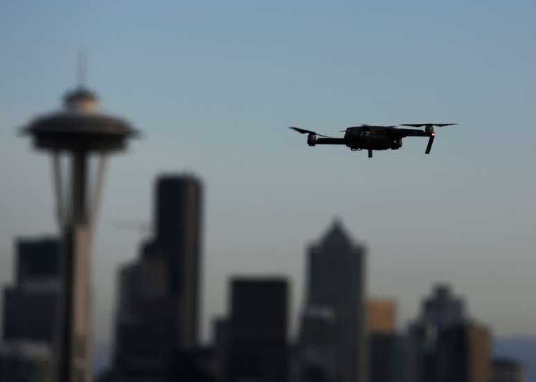 Drone sobrevoa Space Needle em Seattle
 11/2/2017  REUTERS/Chris Helgren