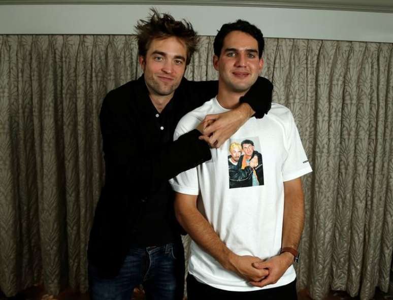 Pattinson e o diretor Ben Safdie posam em Los Angeles em evento de &ldquo;Good Time&rdquo; 
 2/7/2017     REUTERS/Mario Anzuoni