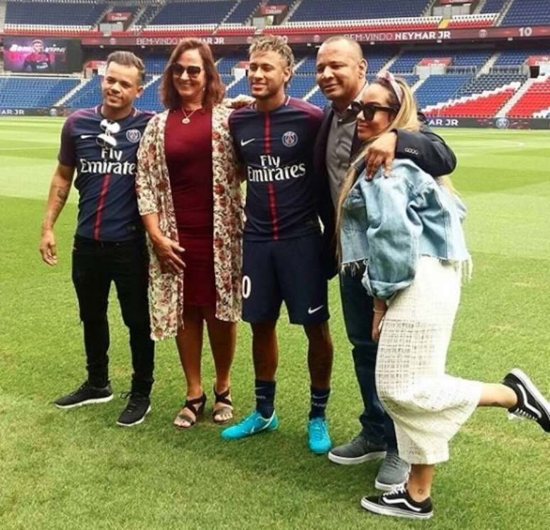 Neymar posa com a família e amigo durante sua apresentação no PSG