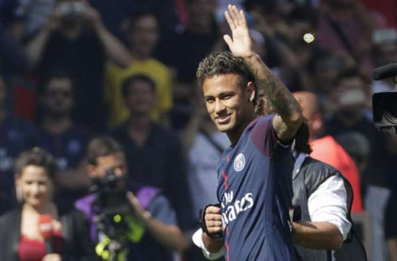 Neymar foi apresentado à torcida do PSG no último sábado (Foto: Thomas Samson / AFP)