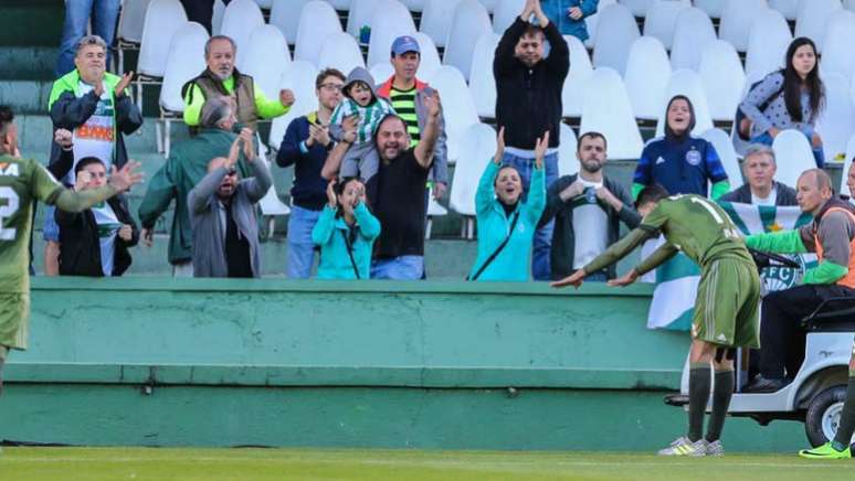 Coritiba comemora duas vitórias seguidas no Campeonato Brasileiro e encostou novamente no G-6 (Foto: GERALDO BUBNIAK/AGB)