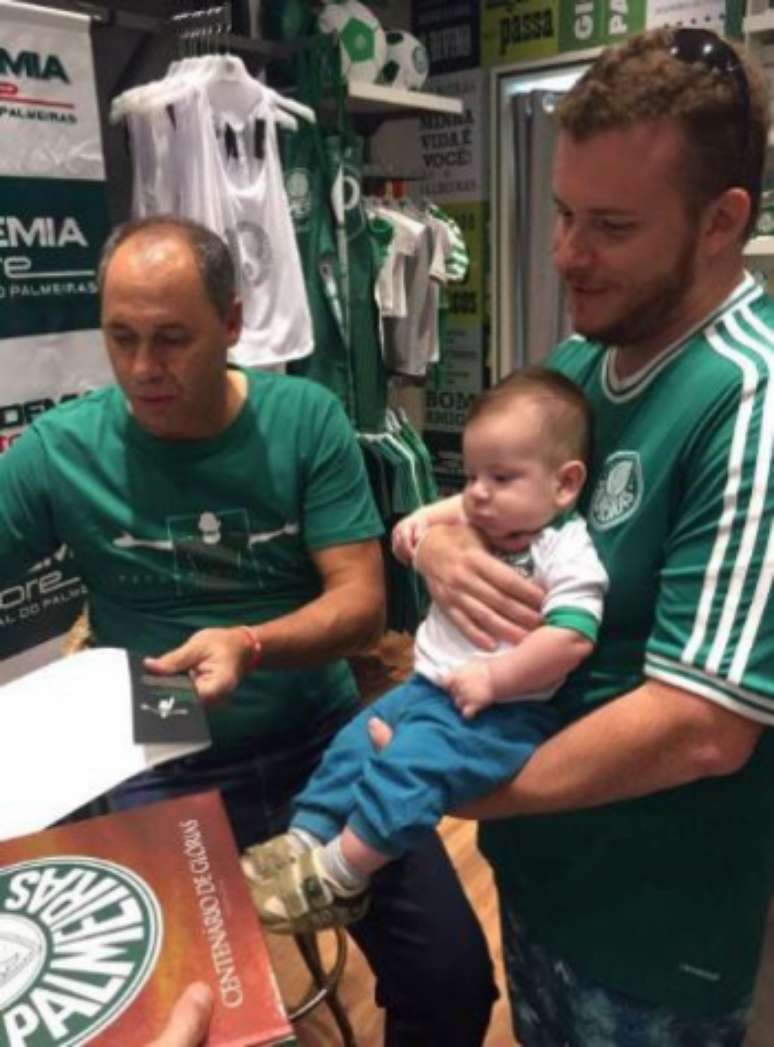 Evair atende torcedores do Palmeiras (foto: Divulgação)