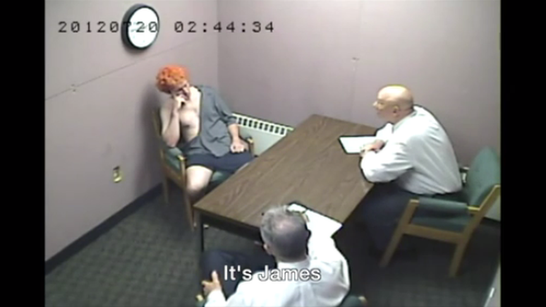 Imagem de câmera de segurança mostra interrogatório com Holmes