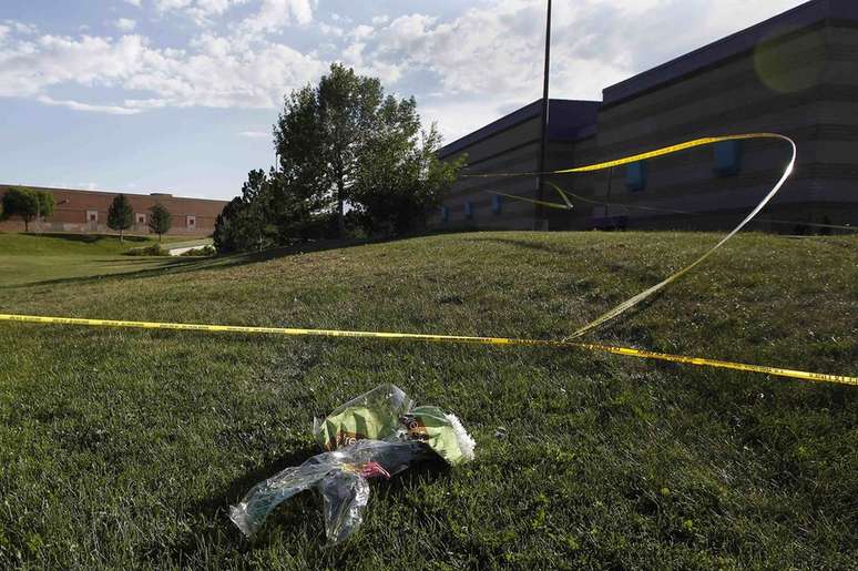 Flores em homenagem aos mortos no "masacre de Batman" em Aurora, Denver, Colorado
