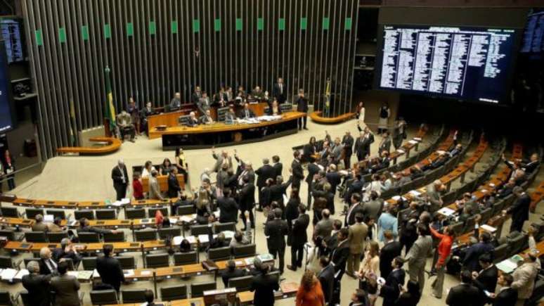 Enéas se reelegeu deputado em 2006, mas morreu um ano depois, de leucemia